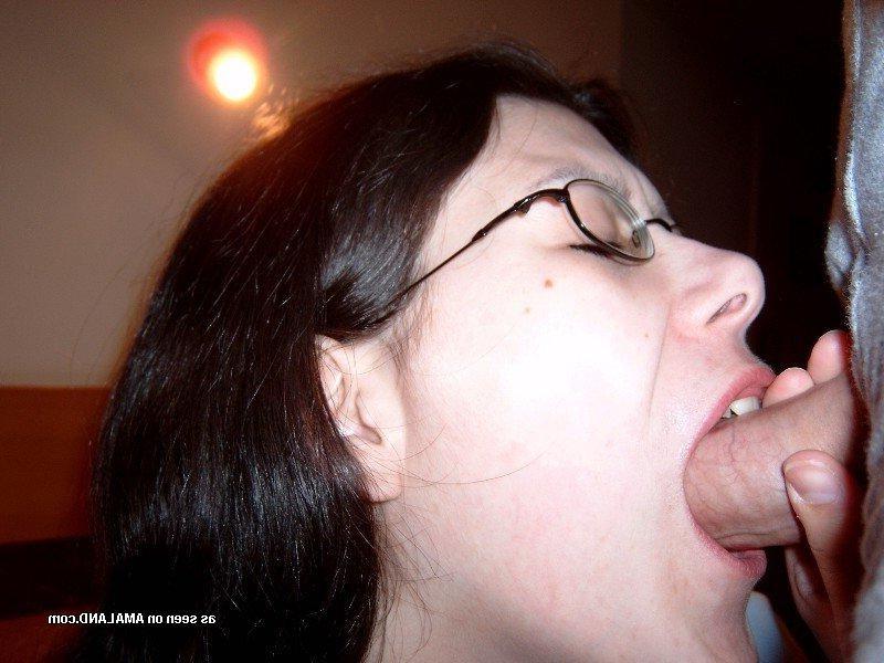 10P Horny amateur wife giving a blowjob in a cheap motel