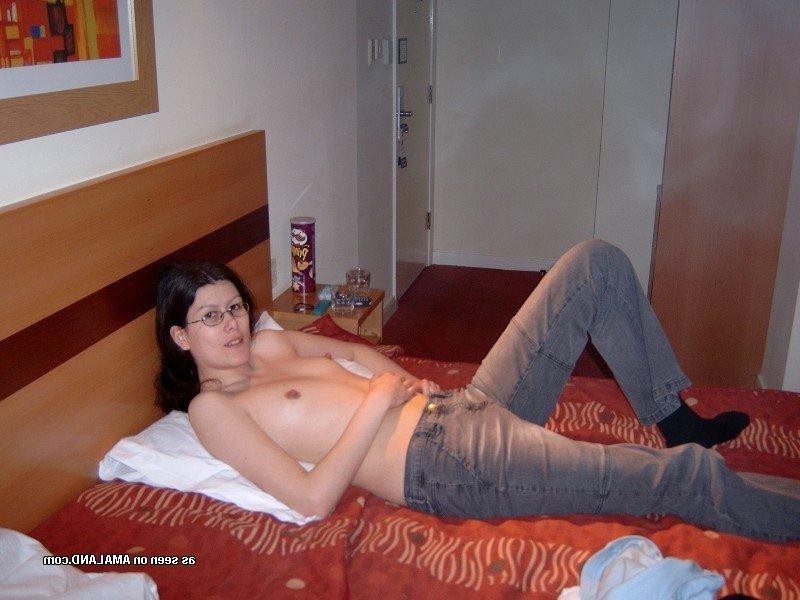 10P Horny amateur wife giving a blowjob in a cheap motel