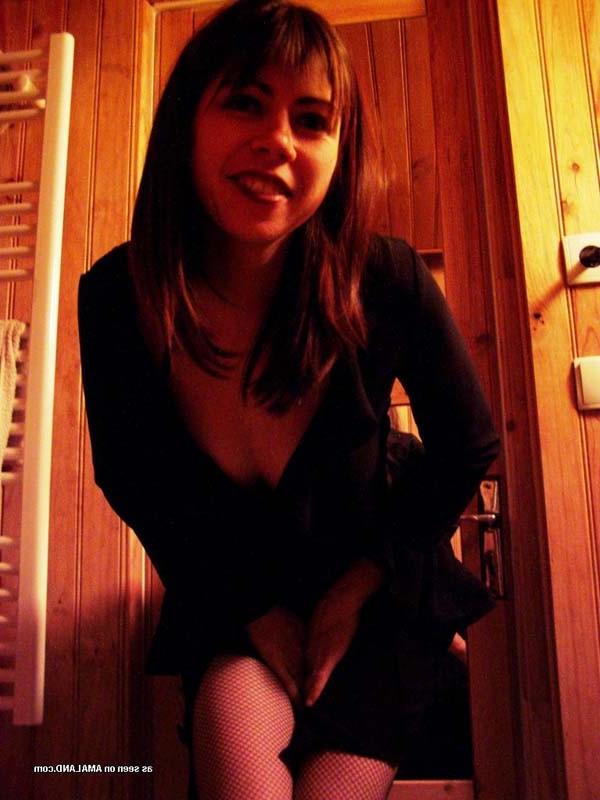 15P Photos of a nasty amateur wife being a tease