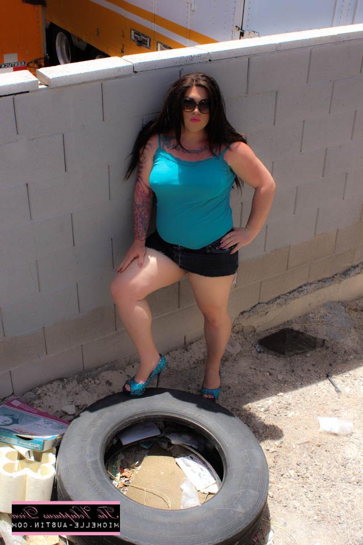 11P Fat tranny showing her cock