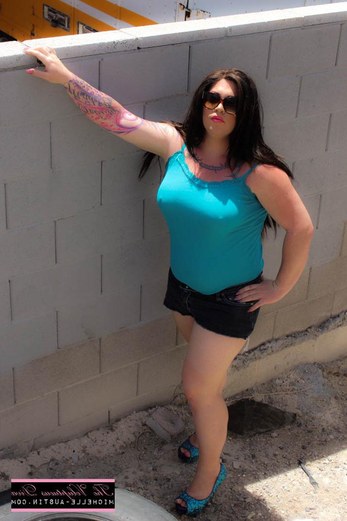 11P Fat tranny showing her cock