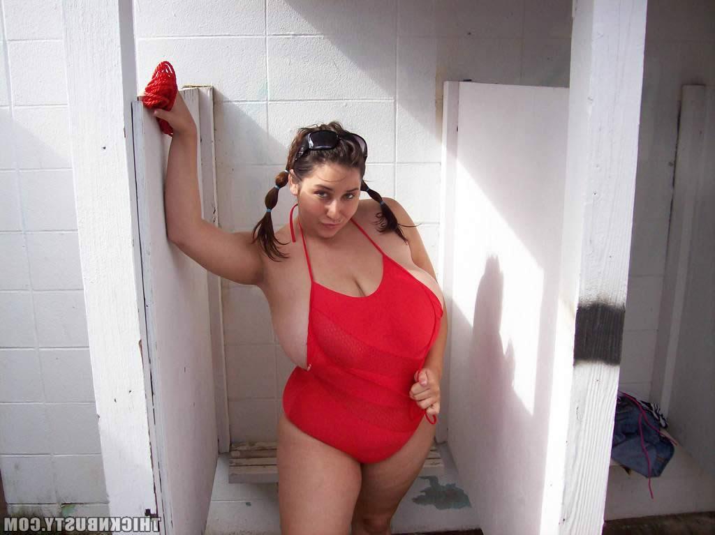 16P Plumper ties up her massive tits with a cord