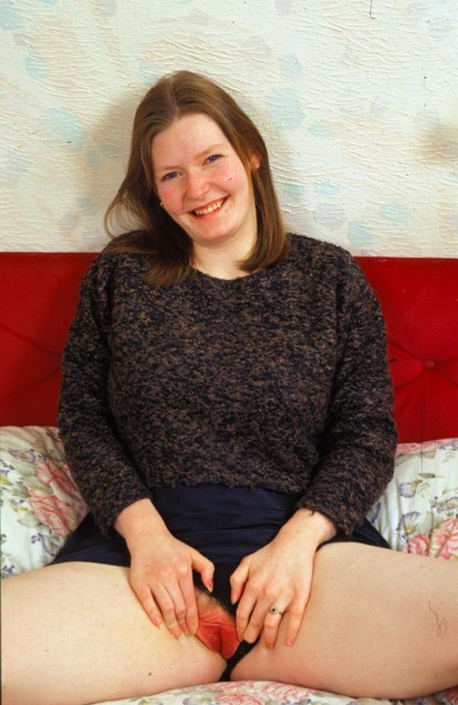 17P Chubby Big Boobs Brunette Mom Spreading Her Nice Tight Pussy