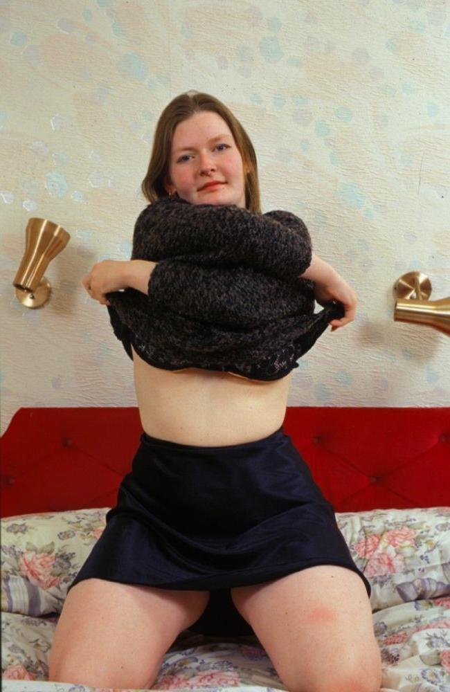 17P Chubby Big Boobs Brunette Mom Spreading Her Nice Tight Pussy