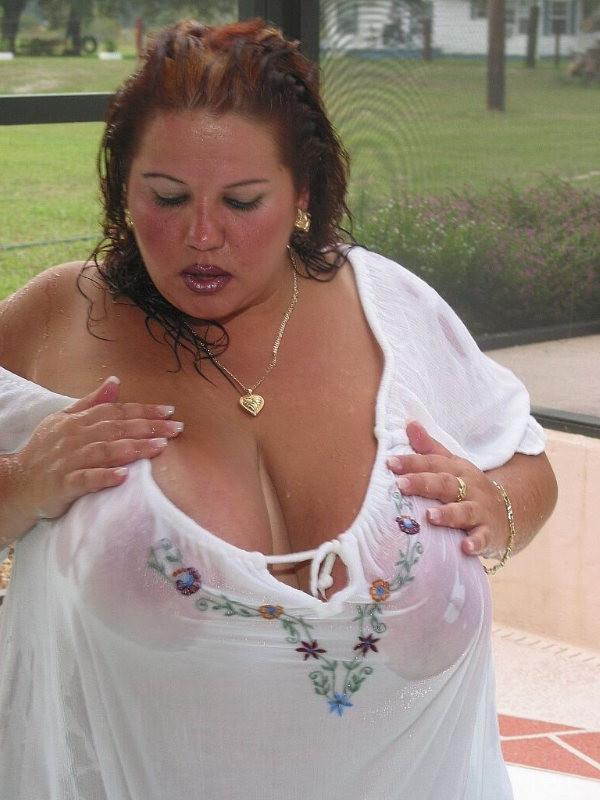 20P Fattie showing massive tits in pool