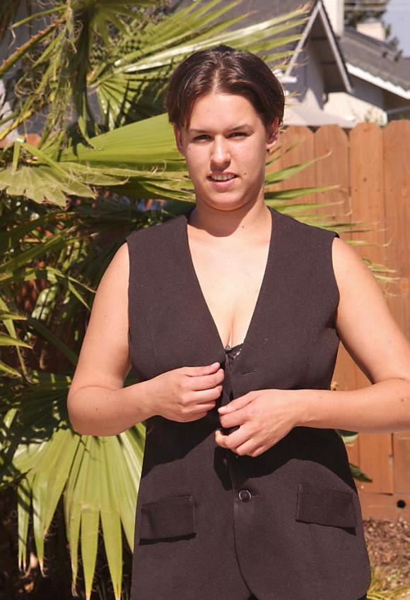 20P Fat girl shows massive tits outdoor