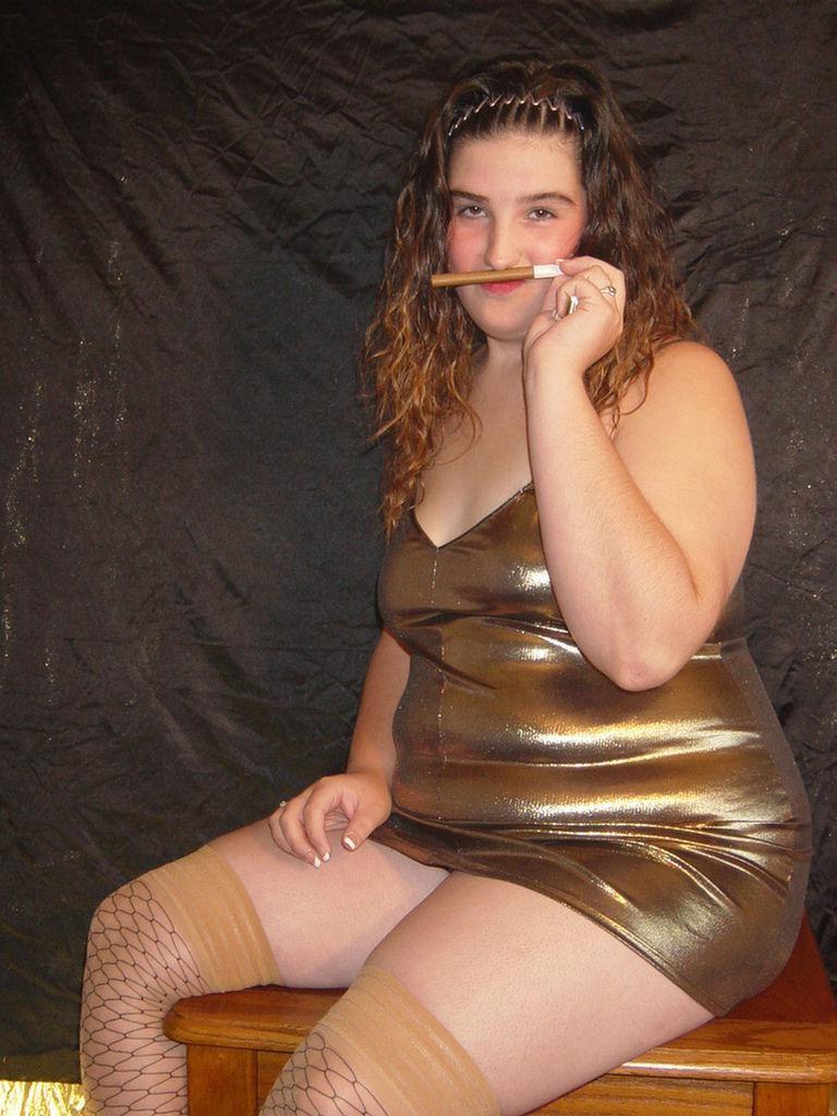 20P Smoking bbw loves to tease in her gold lingerie