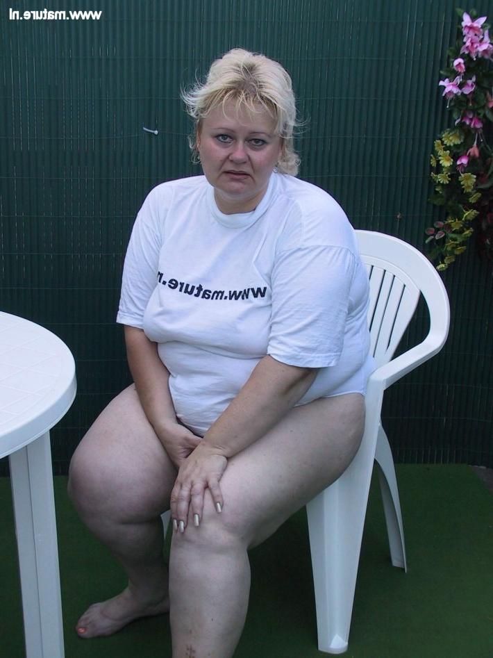 16P mature fat slut masturbating