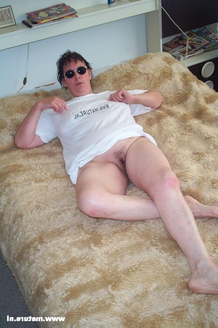 16P Mature old slut masturbating