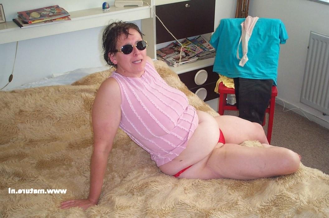 16P Mature old slut masturbating