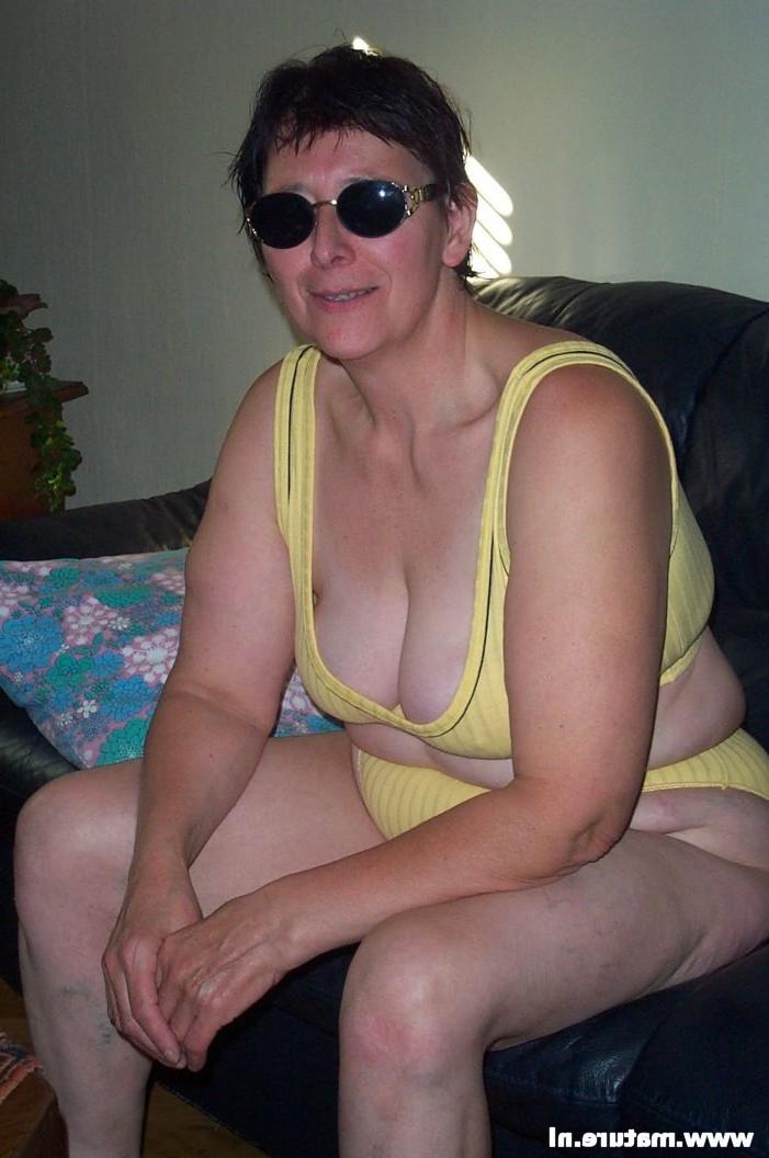 16P Mature old slut masturbating