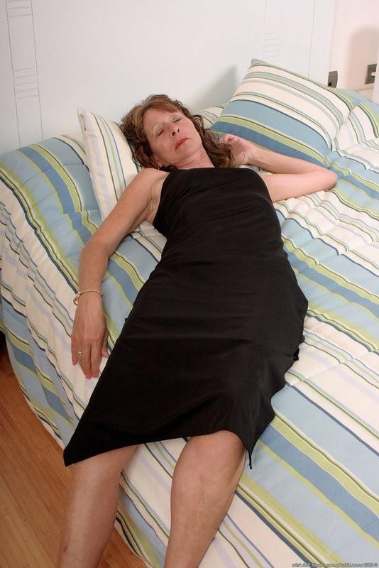 15P old hairy mom Vikki stuffs a toy in her hole