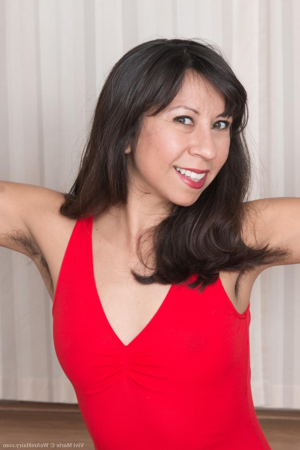 16P Vivi Marie does sexy naked yoga on her mat 