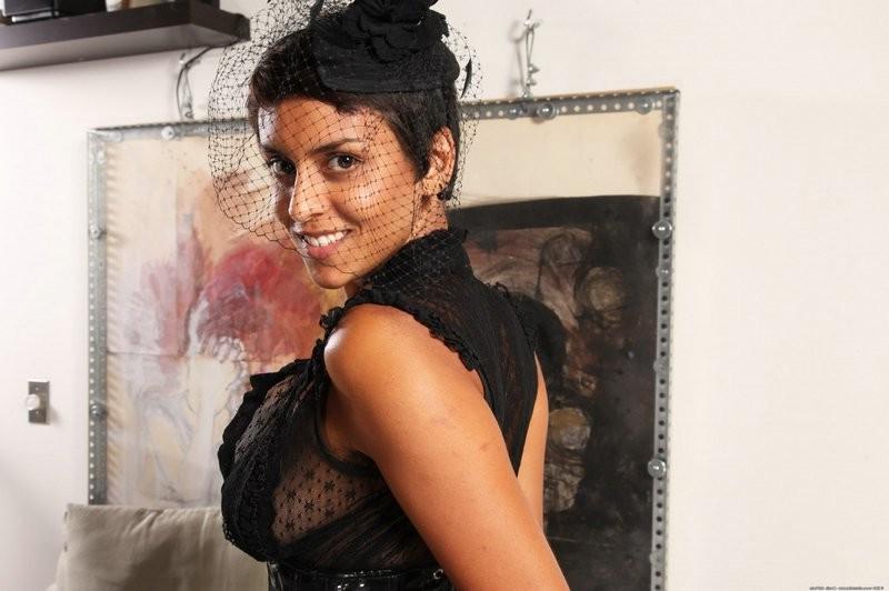 15P Indian hotty Sonya shows off her lucious goods