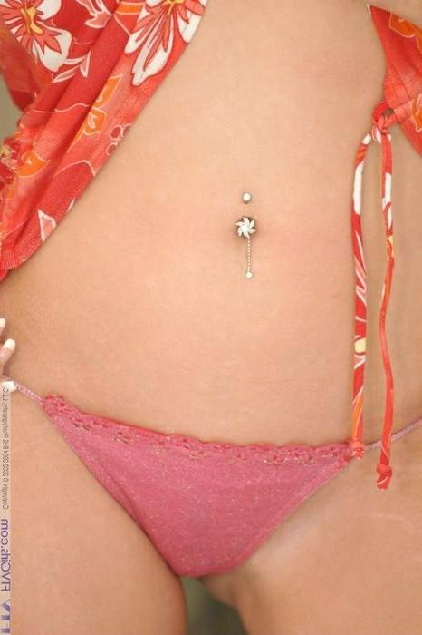 16P Babe strips and shows a closeup of her pussy