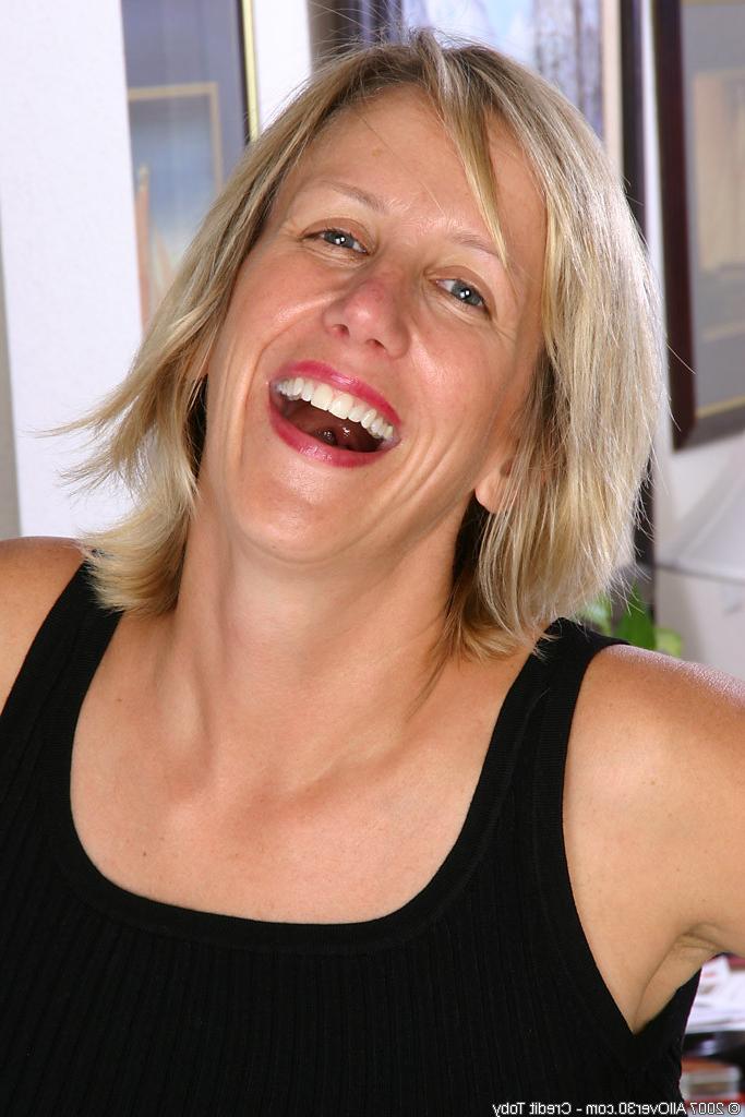12P closeup pussy shots of this suburban housewifes smooth snatch