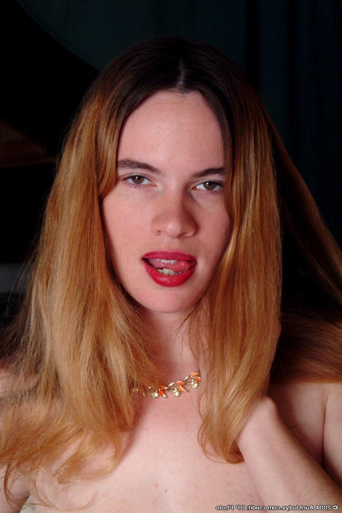 12P Amateur slut shaves her pink snatch