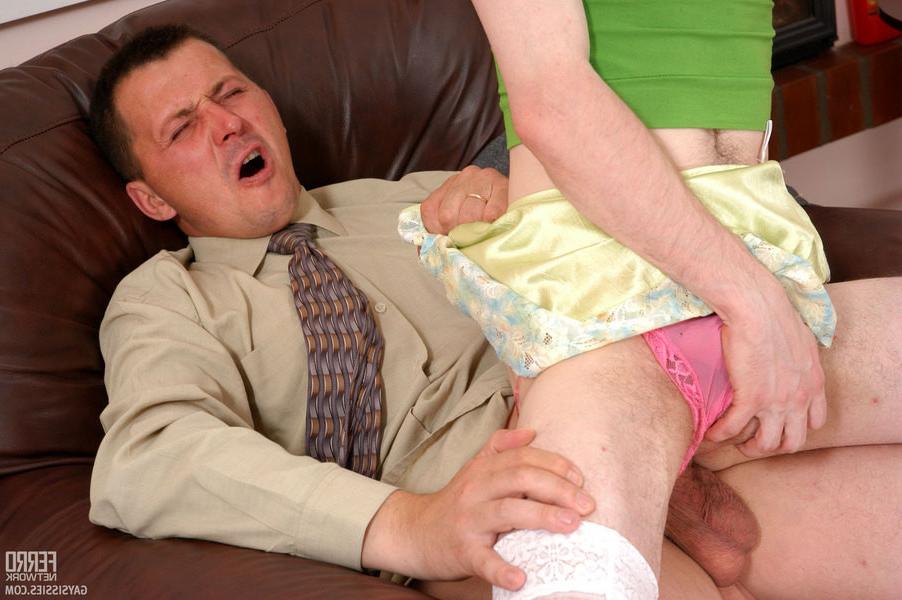 20P Sex crazy sissy guy showing his deep throat skills before anal
