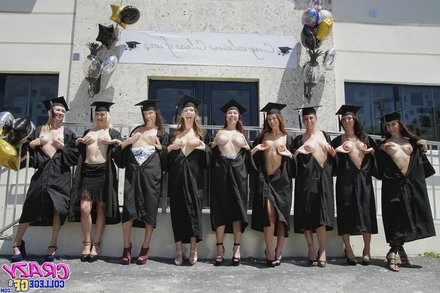 12P Crazy cpllege girlfriends naked in public