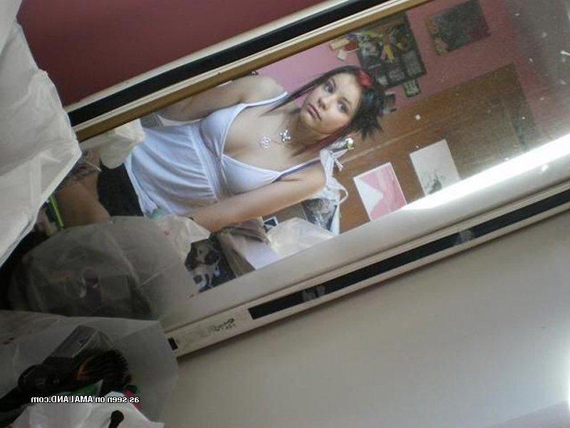 12P Gallery of an amateur emo babe displaying her tits and pussy