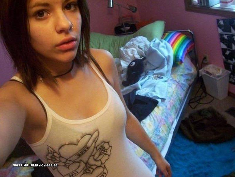12P Gallery of an amateur emo babe displaying her tits and pussy