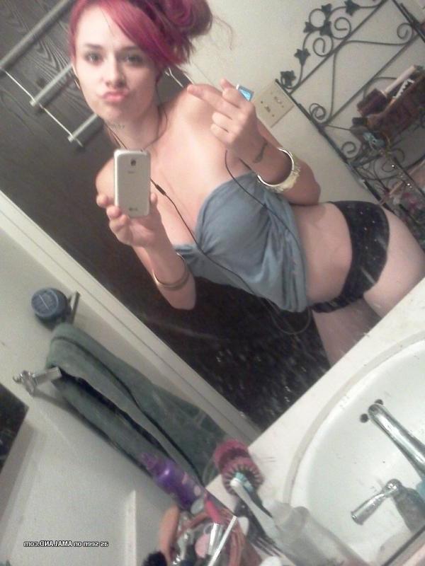 9P Naughty emo girlfriends posing sexy on cam