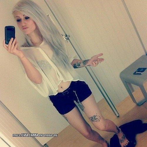 9P Naughty emo girlfriends posing sexy on cam