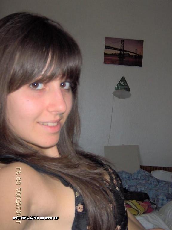 10P Chick shows her perky tits in these sexy selfpics