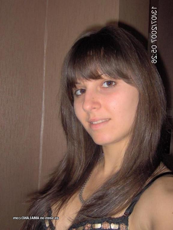 10P Chick shows her perky tits in these sexy selfpics