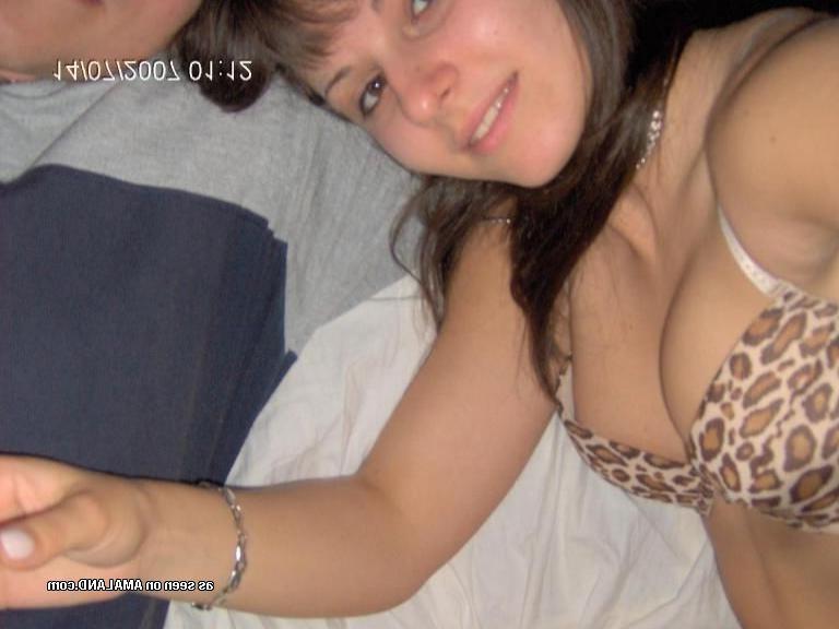 10P Chick shows her perky tits in these sexy selfpics