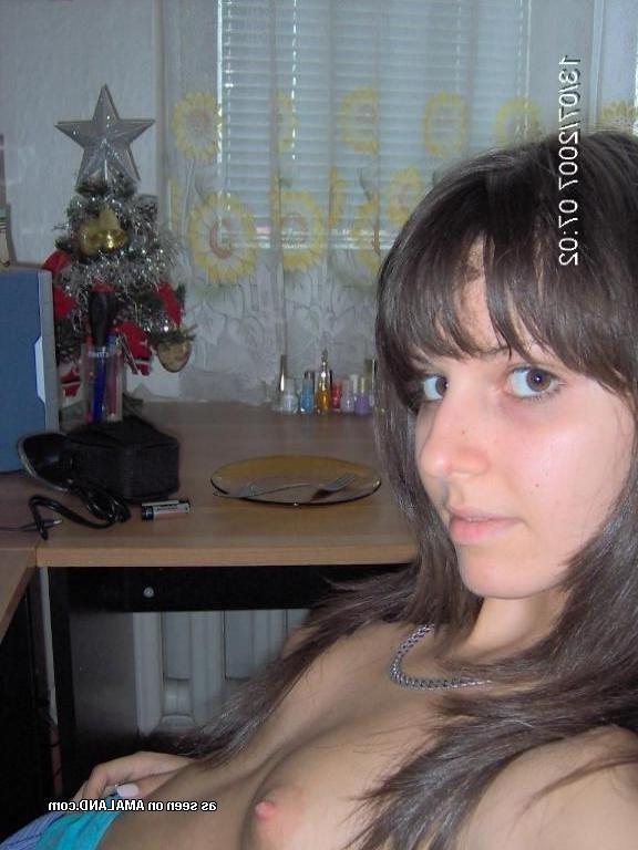 10P Chick shows her perky tits in these sexy selfpics