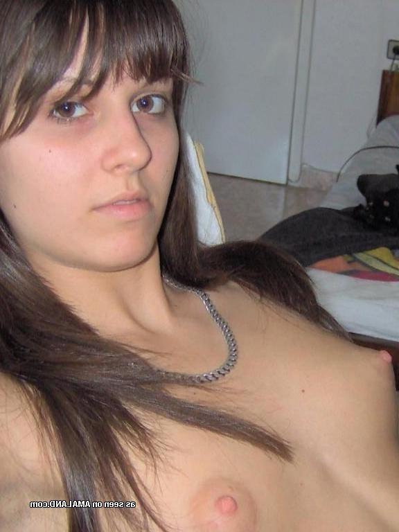 10P Chick shows her perky tits in these sexy selfpics