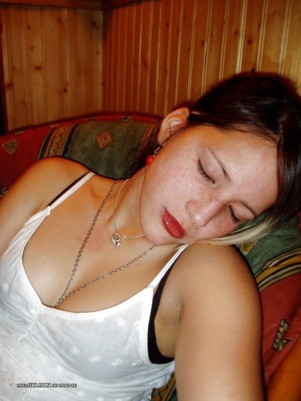 9P Sexy emo hottie with shaved pussy takes hot selfpics