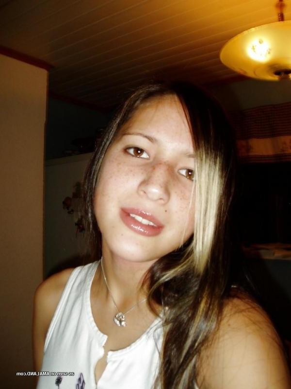 9P Sexy emo hottie with shaved pussy takes hot selfpics