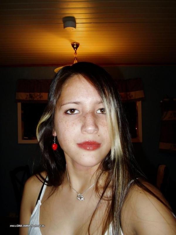 9P Sexy emo hottie with shaved pussy takes hot selfpics