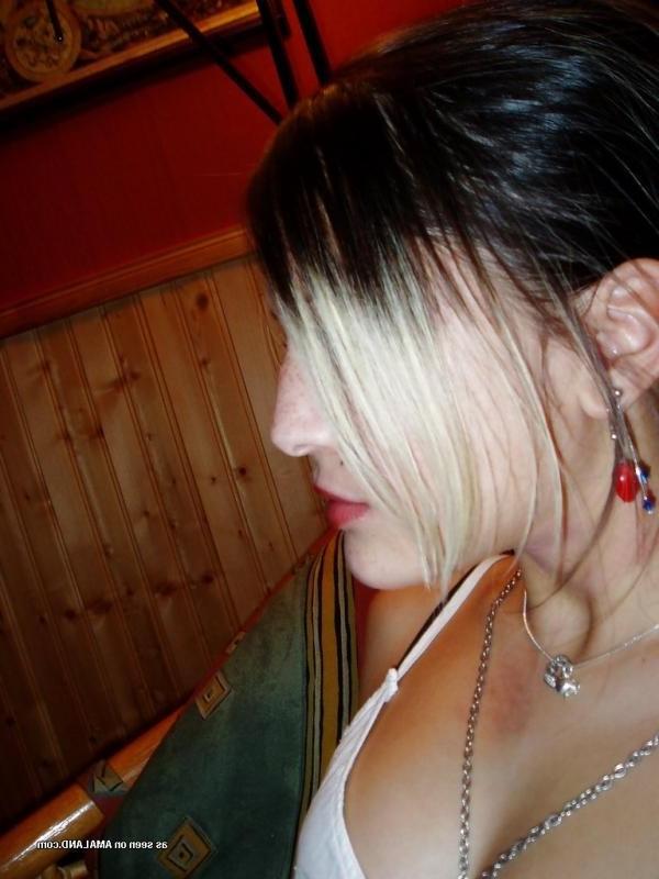 9P Sexy emo hottie with shaved pussy takes hot selfpics