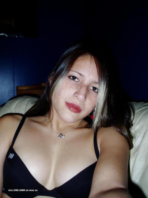 9P Sexy emo hottie with shaved pussy takes hot selfpics