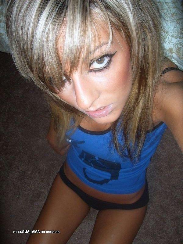 16P Hot amateur kinky emo babe's sexy selfpics