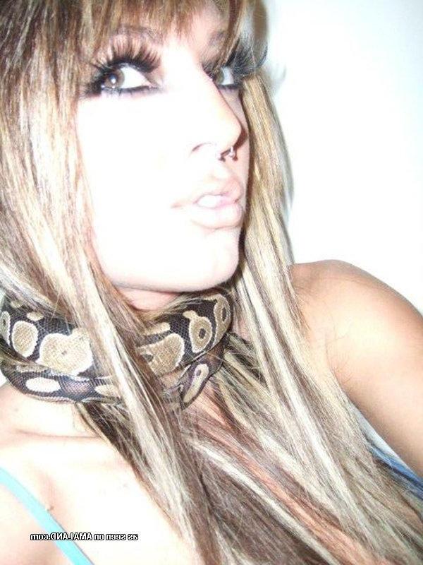 16P Hot amateur kinky emo babe's sexy selfpics