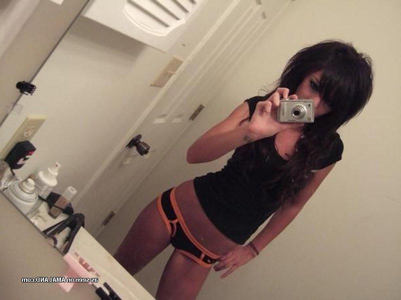 16P Hot amateur kinky emo babe's sexy selfpics