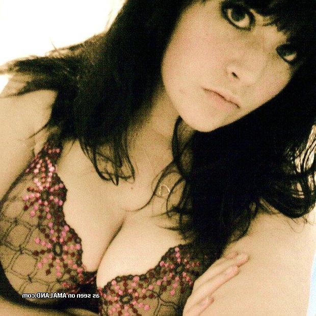 9P Gallery of amateur emo girlfriends posing sexy on cam