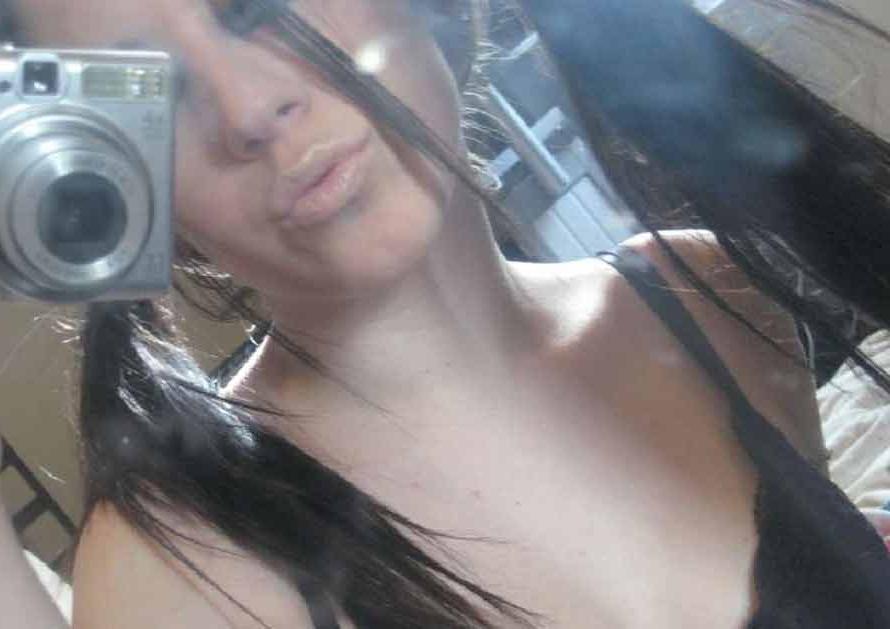 15P Nice gallery of a sexy amateur emo babe selfshooting