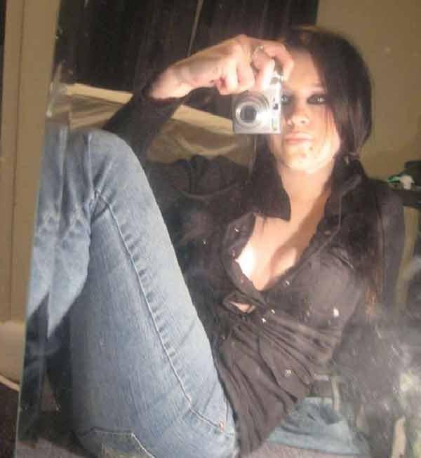 15P Nice gallery of a sexy amateur emo babe selfshooting