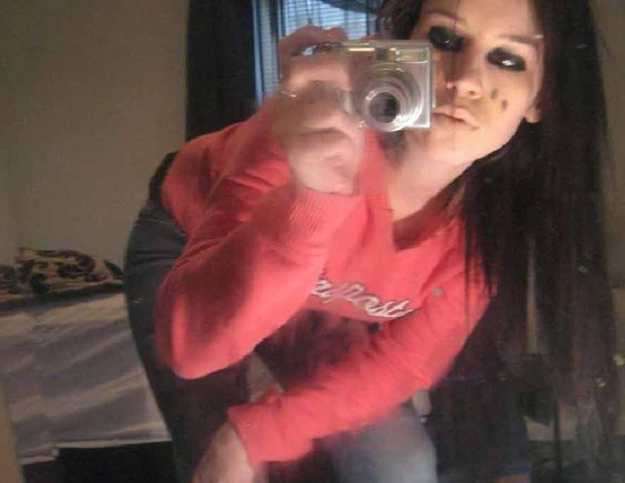 15P Nice gallery of a sexy amateur emo babe selfshooting