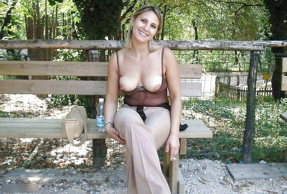 25P Große Brüste nackt im Freien