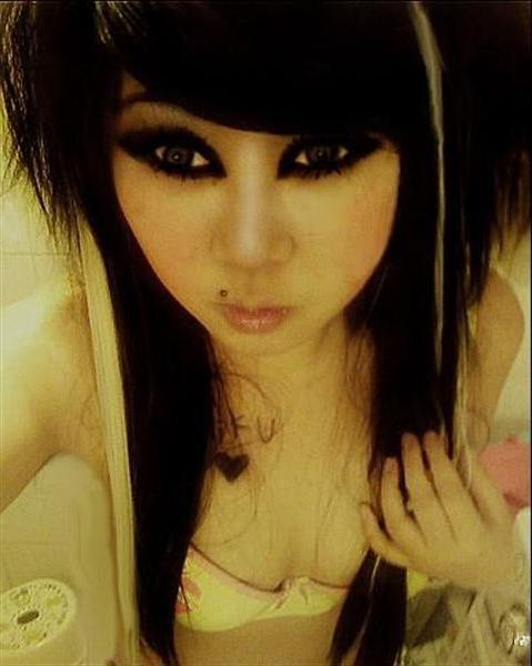 16P Seductive self-pics of emo babes