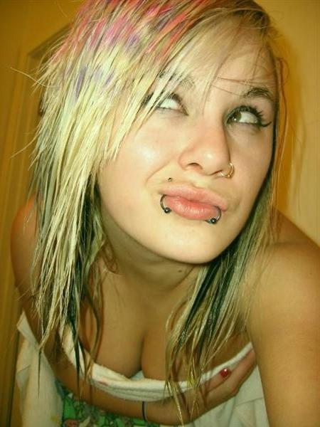 16P Seductive self-pics of emo babes