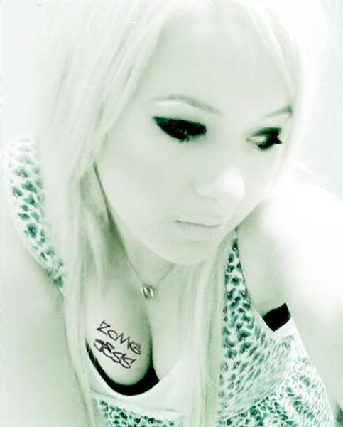 16P Seductive self-pics of emo babes