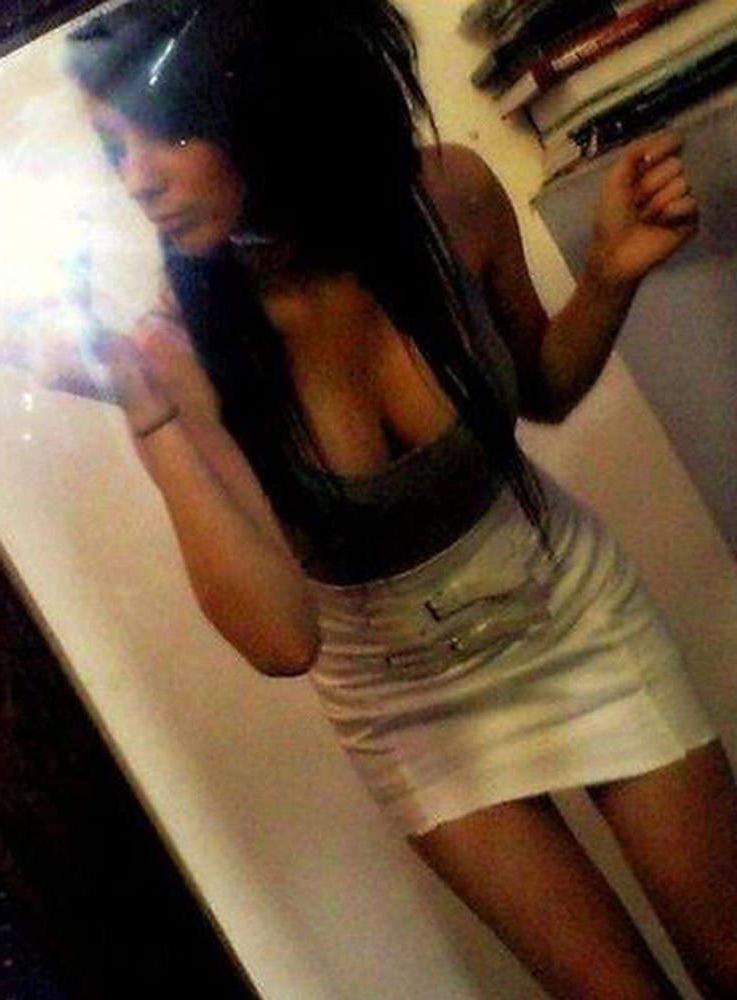 16P Seductive self-pics of emo babes