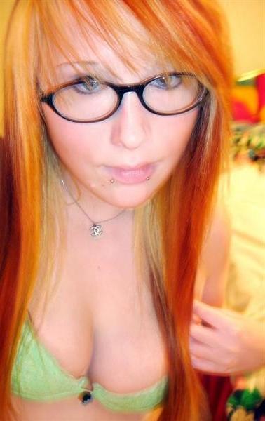 16P Seductive self-pics of emo babes